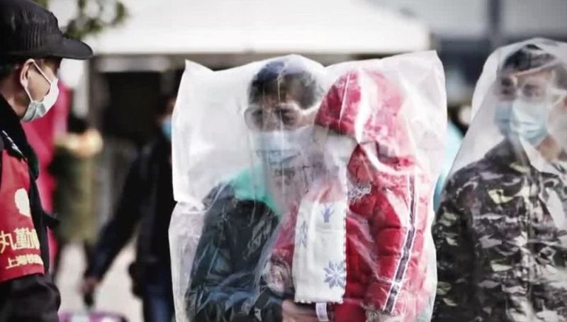 Una familia tapada totalmente con bolsas