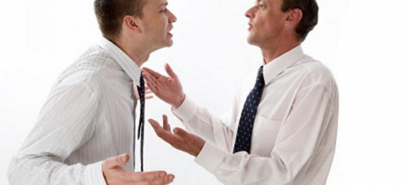 Vemos a dos hombres muy elegantes con sus corbatas y camisas blancas uno habla mas tranquilo el otro se muy malhumorado