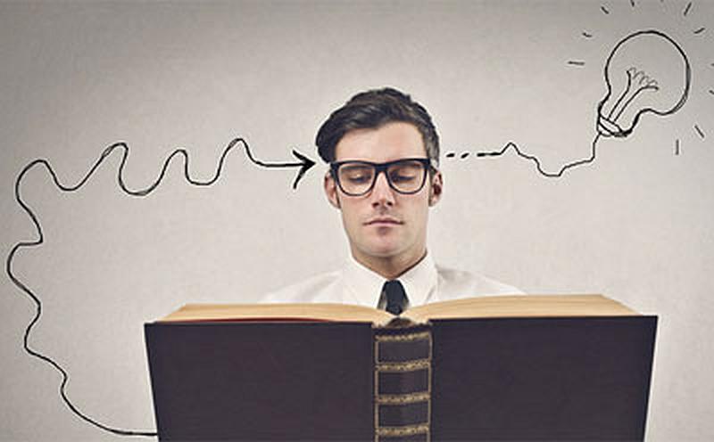 Tenemos a una persona con corbata y gafas muy elegante del libro sale un alambre que termina en una flecha que   se arrima  a su sien y de la otra sale un cable que termina en un bombillo