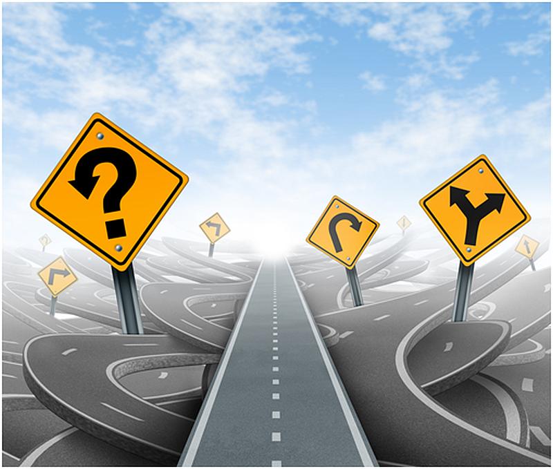 Vemos una complicada avenida con muchas señales de transito gire a la izquierda curva peligrosa  siga en cualquier direccion