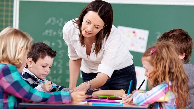 Vemos auna profesora explicar a sus pequeños alumnos