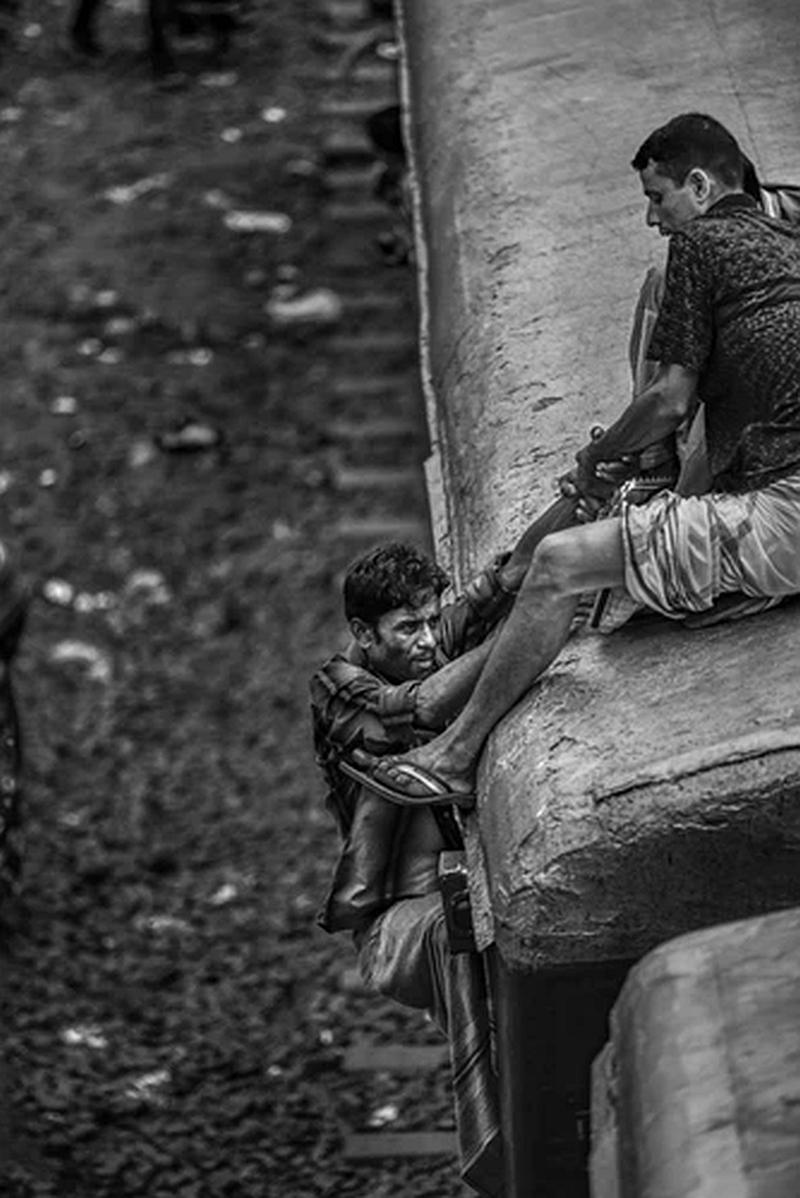 Tenemos un hombre que ayuda otro a salir de una parte muy honda