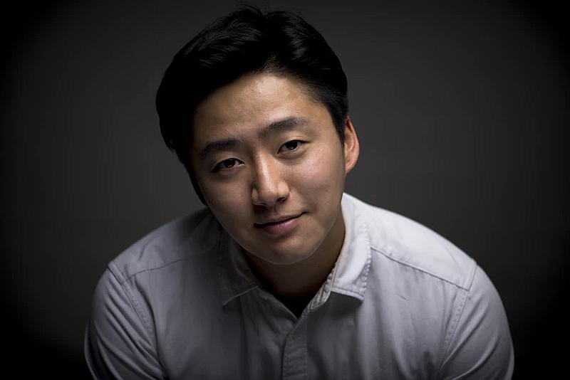 Vemos un hombre de etnia oriental que tiene una  sonrisa  muy  amable