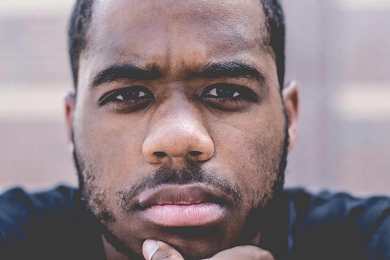 Vemos un hombre moreno  que tiene una mirada muy fuerte