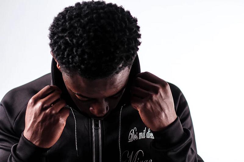 Vemos aun hombre moreno que resguarda su rostro