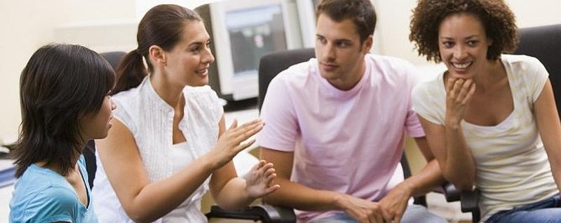 Vemos acuatro personas que hablan y sonrien