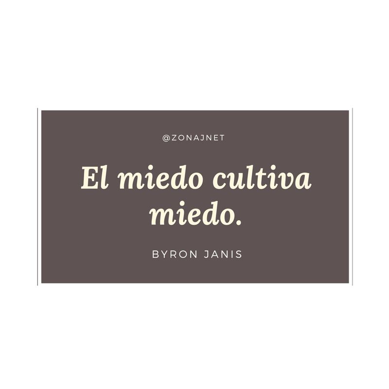 Un gran cuadro gris con un rectángulo gris mas oscuro encima y dice que el lmiedo da miedo