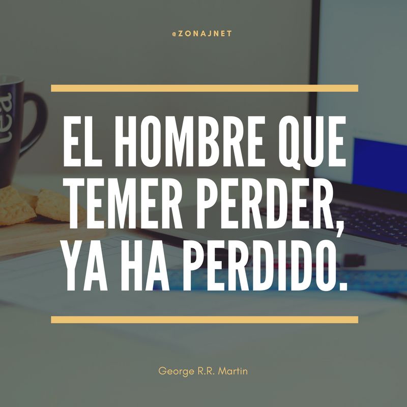 Una mesa de trabajo con un computador y una taza de café