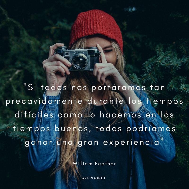 Vemos una mujer rubia con gorro de invierno que obtura su cámara y en letras vemos un mensaje sobre tiempos buenos y difíciles