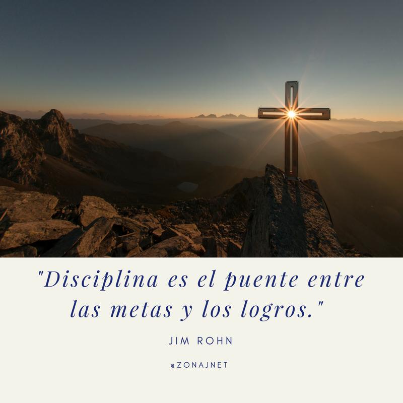 Vemos un paisaje agreste de rocas y en el hay una gran cruz y se ve un mensaje  disciplina es mensaje y logros