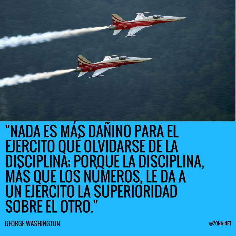 Vemos a dos aviones que avanzan dejando estela de vapor y un mensaje vemos dela importancia de la disciplina en el ejercito