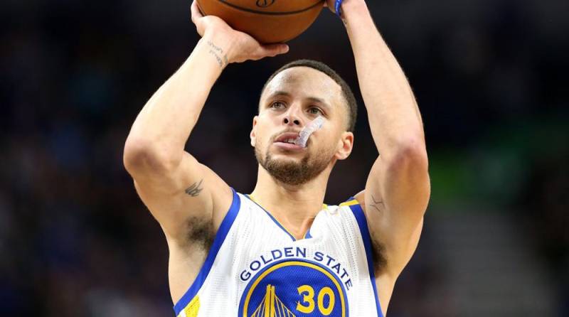 Un jugador de baloncesto en posición de lanzar