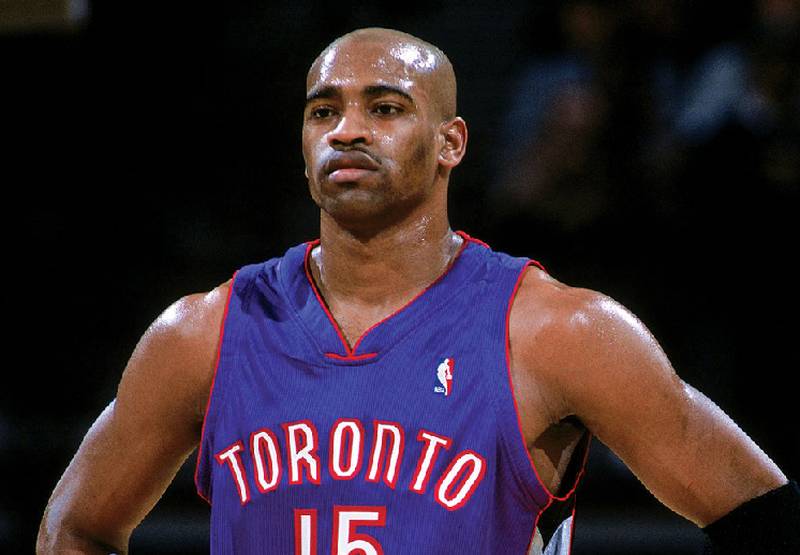 Un jugaor que está sudando mucho y está parado