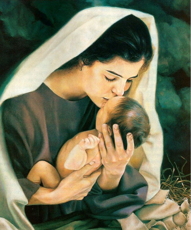 Una mujer besando a un niño