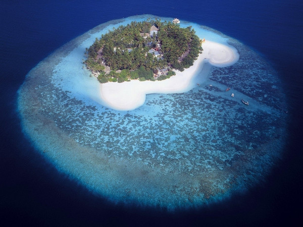 Tenemos una isla algo grande con vegetación también tiene  algunas casas amplias  y varios atolones a sus lados  