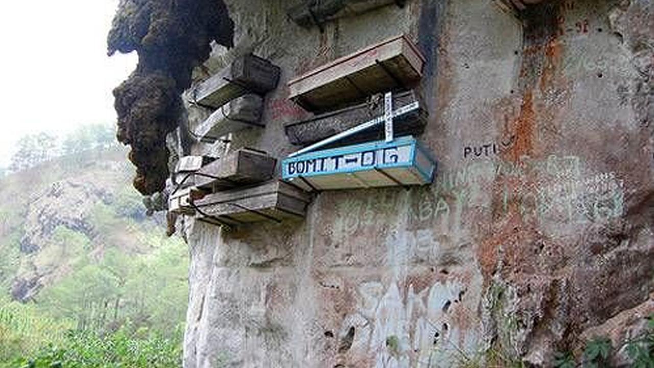 Inusuales sepulturas en los acantilados