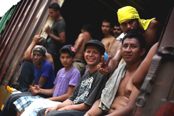 Observamos personas que van sonrientes en un tren  esperando el fin de la travesia