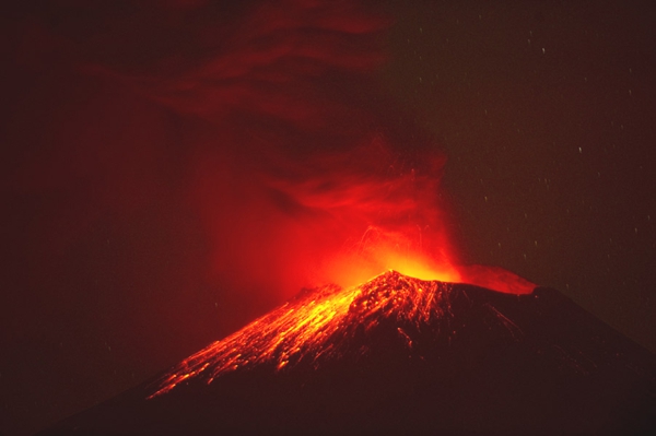 Vemos a una parte de lava expulsada desde un volcan que debe de estar en  erupcion
