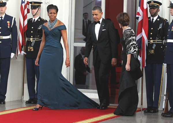 Vemos al ex presidente Obama que  pisa el traje largo de su esposa antes de una gran celebración muy importante  