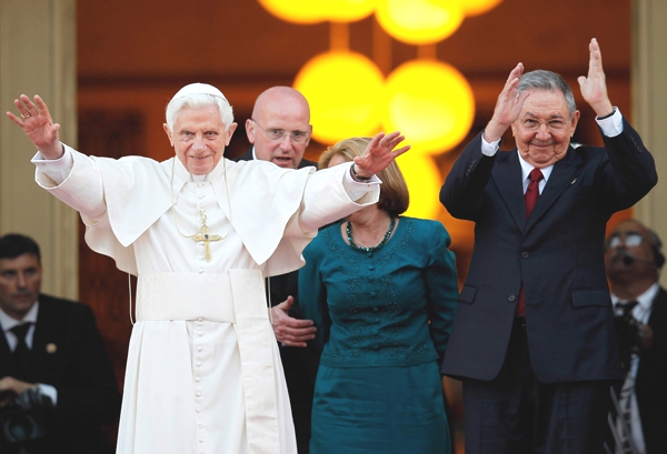 Vemos a un Papa con un dirigente politico con personas de gobierno que saludan  a muchas personas