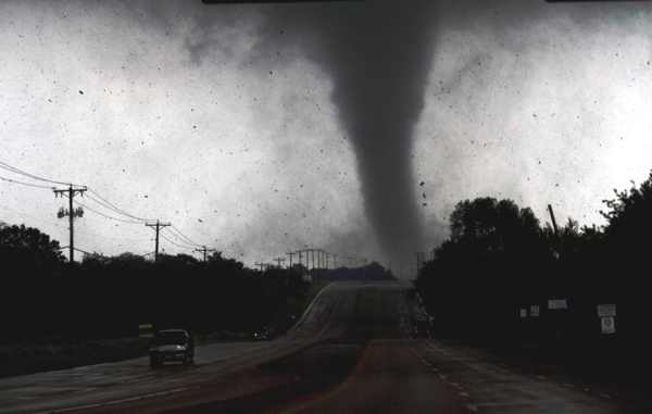 Vemos una foto a blanco y negro  y se ve un tornado que ya empieza a levantarse