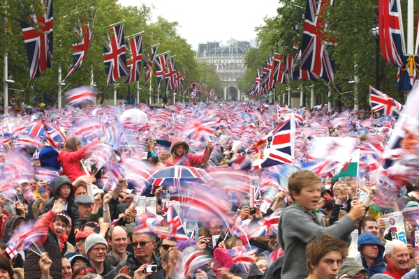 Vemos a una multitud de personas que agitan en sus manos banderas de Inglaterra alegremente