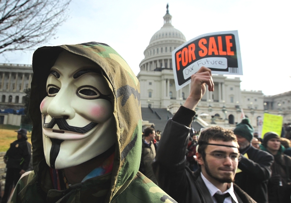  una protesta donde se ve  una persona con un traje y mascara y dice se vende