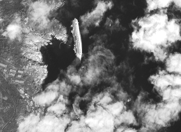 Se ve como un mundo de nubes es una foto  tomada desde un satelite esta en color blanco y negro 