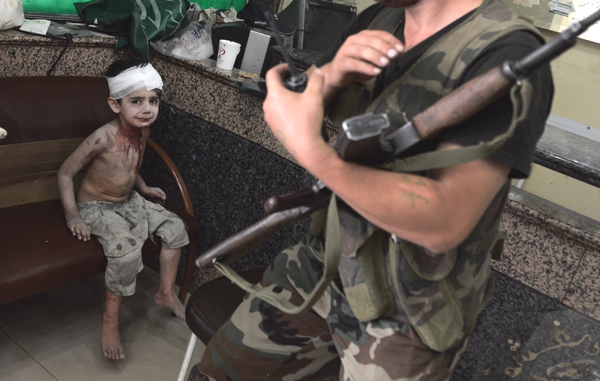 observamos a un pequeño niño que sta herido con un vendaje en la cabeza acompañado de un soldado armado