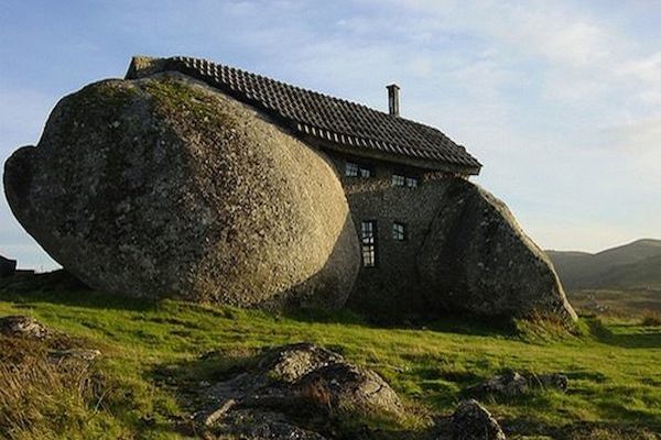 Hermosa casa  construida en medio de dos rocas inmensas lo que la hace diferente y muy atractiva