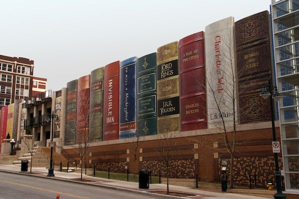 Muy hermoso estilo de Biblioteca donde vemos que su construcción es alusiva va a lo que es en si una Biblioteca libros de muchos colores se observan en su fachada 