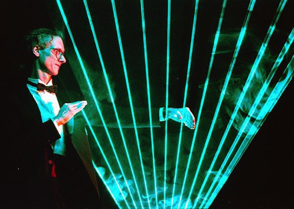 Un instrumento en láser en color azul y un hombre que lo ejecuta