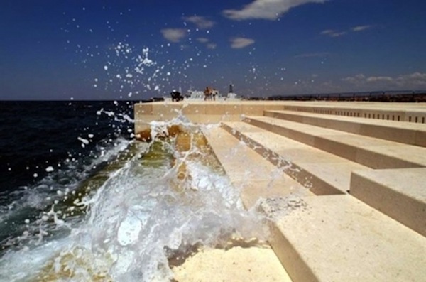El mar y una escalera en mármol mostrándonos un instrumento musical muy complejo
