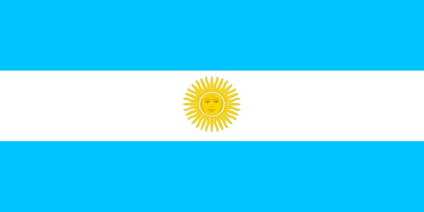 Vemos una bandera con una franja azul cielo y en la mitad franja blanca con un sol brillante en el centro y debajo otra franja azul claro