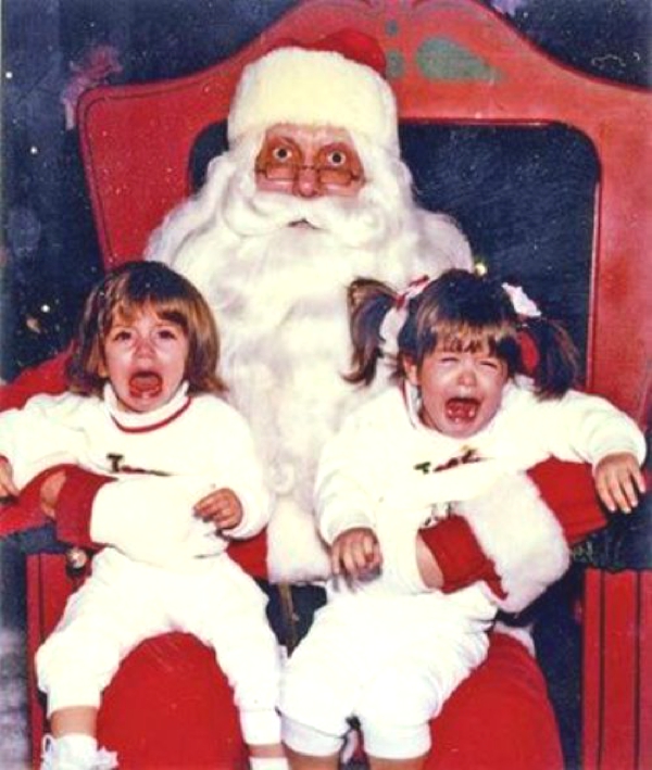 Vemos a  dos niñas qiue no disfrutan de Santa Claus llorando muchisimo