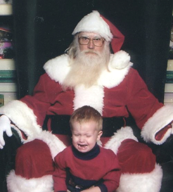 Un niño llora amargamente por la compañía de Santa Claus no la disfruta ni un poco