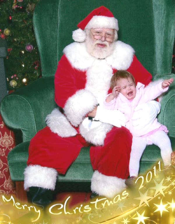 Otra niña se baja de las piernas de Santa Claus no disfruta y se baja y llora