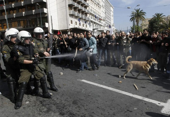 La policía con gases lacrimogenos trata de dispersarlos el perro esta ahi